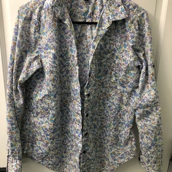 EUC Set of 2 Women’s Button-Up Shirts: 1 Floral and 1 Denim Short-Sleeve - Picture 12 of 16